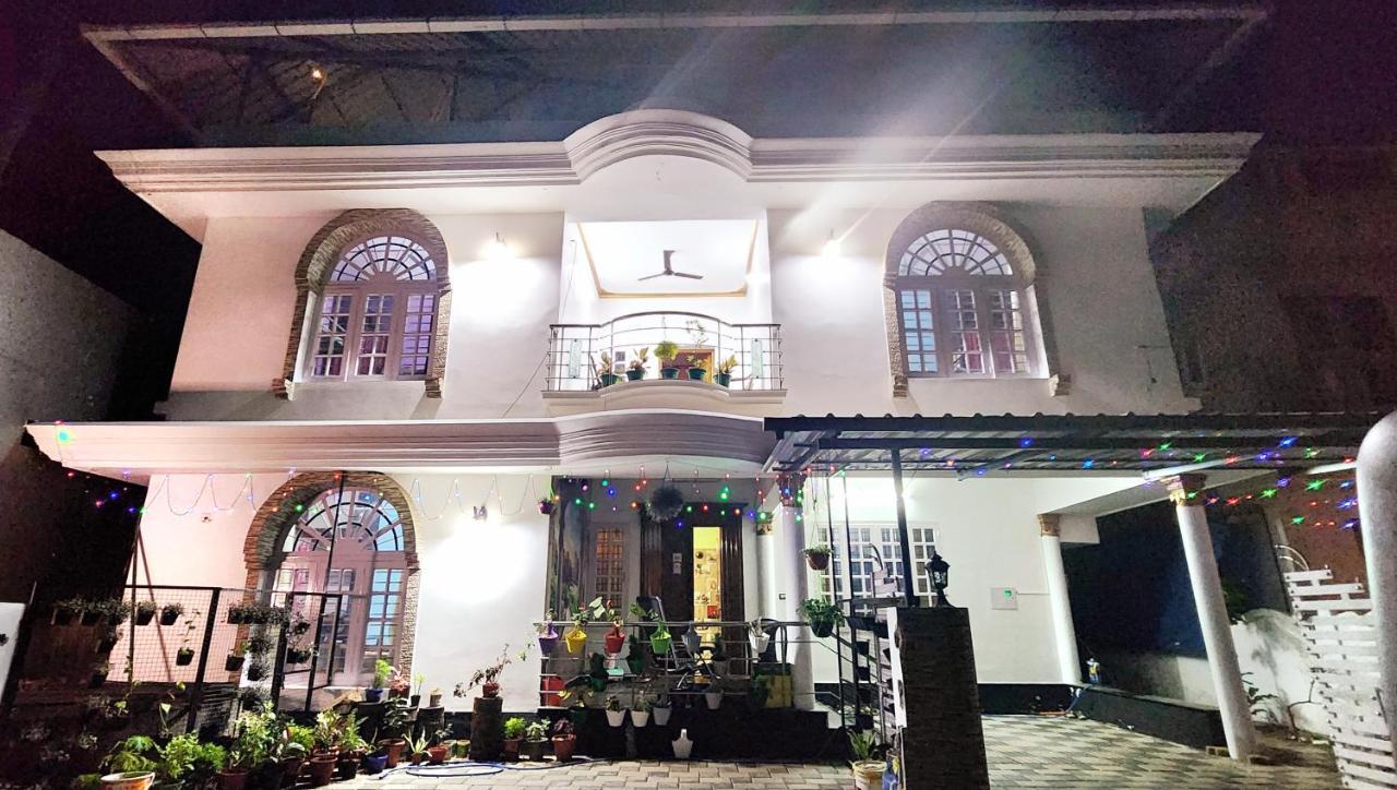 Jj'S White House Hotel Thrissur Eksteriør billede